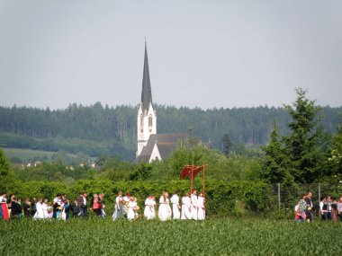 Corpus Christi alayı Rstorf, Schwanenstadt 'ta (Vcklabruck ilçesi, Yukarı Avusturya, Avusturya) -