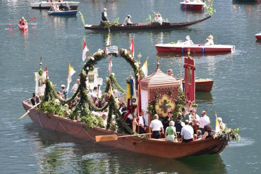 Salzkammergut 'taki Hallstatt Gölü' ndeki Corpus Christi alayı (Avusturya 'nın yukarı kesimindeki Gmunden ilçesi) - 1623 yılından beri Corpus Christi alayı Hallstatt Gölü' ndeki suda yapılmaktadır..