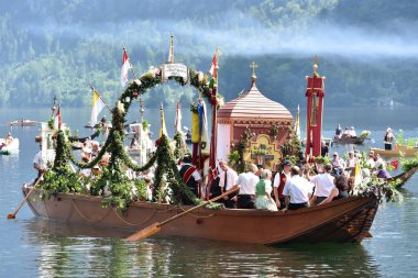 Salzkammergut 'taki Hallstatt Gölü' ndeki Corpus Christi alayı (Avusturya 'nın yukarı kesimindeki Gmunden ilçesi) - 1623 yılından beri Corpus Christi alayı Hallstatt Gölü' ndeki suda yapılmaktadır..