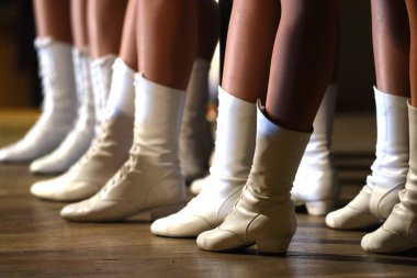 Salzkammergut 'taki karnaval - hala düzgünce kutlanıyor - bir karnaval etkinliğinde bekçi dansçıların bacakları (Yukarı Avusturya, Avusturya). -