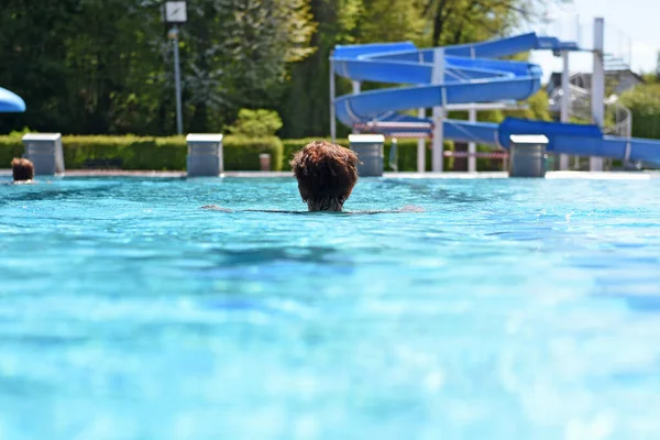 Kąpiel Pływanie Jest Relaksujące Zabawne Ochładza Się Ciepłych Temperaturach Salzkammergut — Zdjęcie stockowe