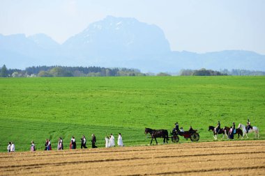 Bad Wimsbach-Neydharting 'deki Georgi-Ritt (Wels-Land semtindeki) - Georgiritt, çoğunlukla asırlık geleneklere dayanan Aziz George anısına at ziyaretçilerinin adıdır..