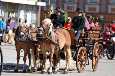 Wolfsegg 'deki Georgi-Ritt - Georgiritt, Aziz George anısına yapılan ve asırlık geleneklere dayanan at ziyaretçilerinin adıdır..