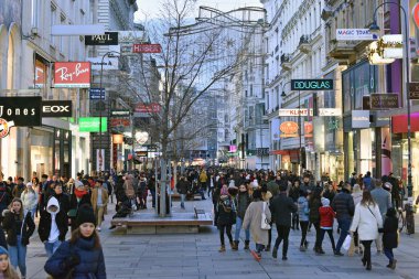 Krntner Strae, Viyana şehir merkezinde büyük bir alışveriş mili..