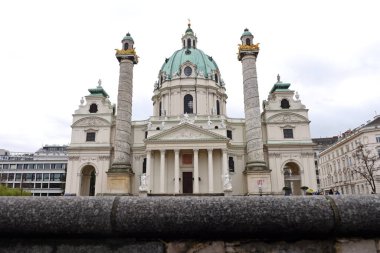 Büyük kubbesi olan çarpıcı bir sakral bina: Karlskirche, barok yıldızı mimar Johann Bernhard Fischer von Erlach 'ın son büyük eseri.. -