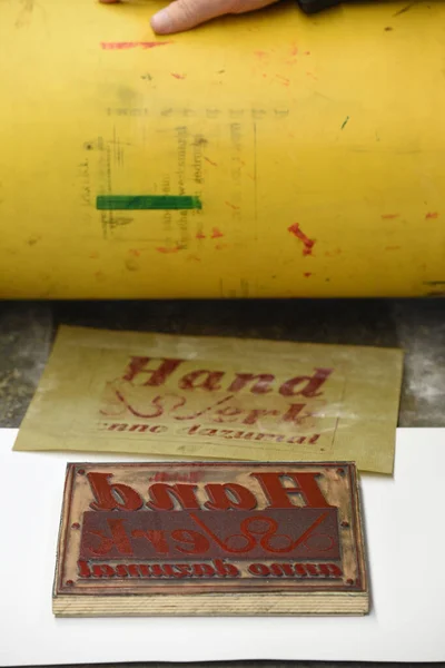Placa Impressão Folha Papel Com Inscrição Artesanato Época Museu Fabricação — Fotografia de Stock