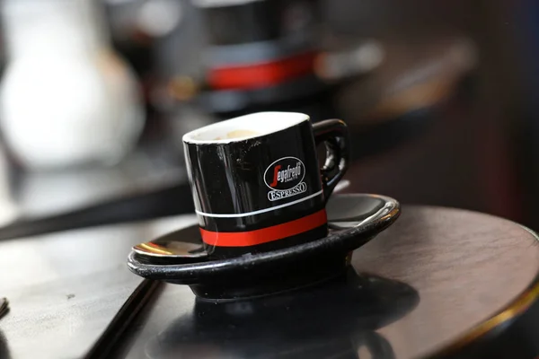 Una Taza Café Segafredo Negro Está Pie Sobre Una Mesa — Foto de Stock