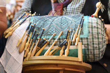 Eski dantel yapma tekniği. Bobbin dantel yapımı, çeşitli türde dantellerin bobbin (genellikle ahşaptan yapılır) kullanılarak ve üzerlerindeki iplik yarası kullanılarak elle yapılan bir tekniktir..