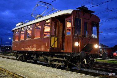 Vorchdorferbahn Vorchdorf 'tan Lambach' a geceleri (Yukarı Avusturya, Avusturya). 