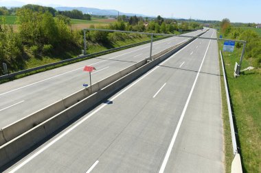 Corona krizi - Laakirchen yakınlarındaki neredeyse boş A1 otoyolu (Gmunden ilçesi, Yukarı Avusturya, Avusturya) -