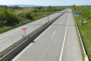 Corona krizi - Laakirchen yakınlarındaki neredeyse boş A1 otoyolu (Gmunden ilçesi, Yukarı Avusturya, Avusturya) -