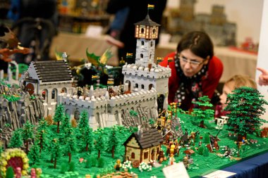 Her yıl ikinci hafta sonu Mondsee 'de Model İnşaatçılar Lego tuğlalarından yapılmış büyüleyici eserlerini (kaleler, şehirler, araçlar, manzaralar) sunmak için toplanırlar.