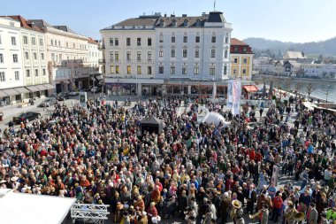 Liebstatt Sunday 1641 'den beri var. Salzkammergut 'ta tipik bir Yukarı Avusturya geleneğidir. Zencefilli kekler pişirilir, süslenir, dağıtılır ve satılır.. -