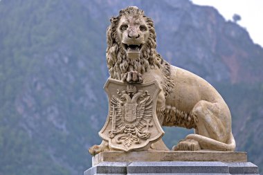 Traunkirchen ve Ebensee arasındaki Aslan Anıtı 1861 'de dikildi ve bugün kuzeyde Salzkammergut sınırını gösteriyor.;