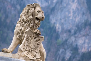 Traunkirchen ve Ebensee arasındaki Aslan Anıtı 1861 'de dikildi ve bugün kuzeyde Salzkammergut sınırını gösteriyor.;