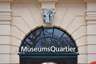 Yaklaşık 60 kültür enstitüsüyle, Müze Quartier Wien dünyanın en büyük sanat ve kültür alanlarından sadece biri değil, aynı zamanda, iç avluları, kafeleri ve dükkanlarıyla, kentin ortasında bir huzur ve rahatlama vahası..