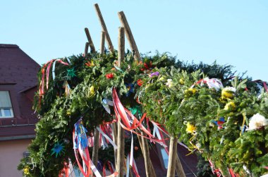 Lenzing 'de Maypole kurulumu (Voecklabruck İlçesi, Yukarı Avusturya) - Maypole direği Avusturya' da 1 Mayıs 'ta (genellikle 30 Nisan) köy veya kasaba meydanında bulunan bir ağaç veya gövdedir..