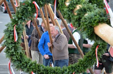 Steinbach, Attersee 'de Maypole ereksiyonu (Yukarı Avusturya, Vcklabruck ilçesi) - Maypole direği Avusturya' da 1 Mayıs 'ta (genellikle 30 Nisan) köy veya kasaba meydanında bulunan bir ağaç veya gövdedir..