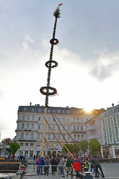 그문덴 오스트리아 오스트리아 그문덴 마요네즈 오스트리아 마을이나 광장에 장식된 줄기이다 — 스톡 사진