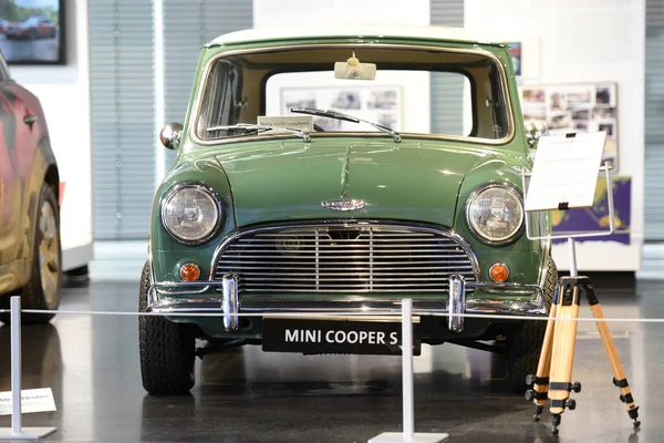 Mini 1959年夏にイギリスの自動車会社によって製造された車のモデル名である — ストック写真