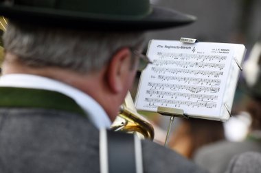 Geleneksel Avusturya yürüyüşü notaları olan bir müzisyen.
