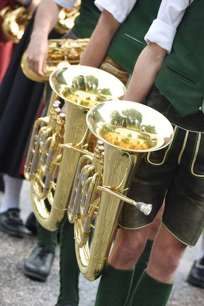 Tenor kornası üç ya da dört kapakçığı olan büyük ölçekli bir pirinç enstrümandır..