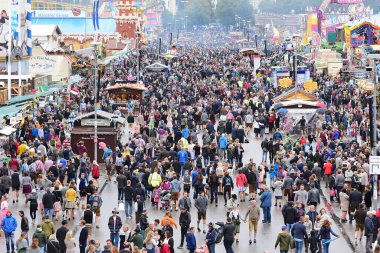 Ekim Festivali Münih 'te (Bavyera, Almanya, Avrupa). Bu festival dünyanın en büyük halk festivali ve bira festivali ve her sonbaharda gerçekleştiriliyor..