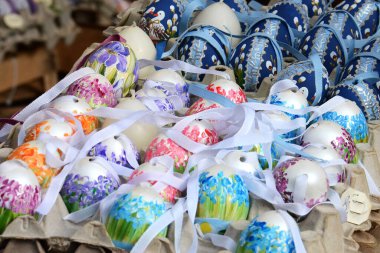 Paskalya yumurtası - Paskalya yumurtası genellikle motiflerle boyanmış ya da dekore edilmiş renkli bir yumurtadır; genellikle paskalya 'da geleneksel olarak verilen ya da yenen haşlanmış bir tavuktur..