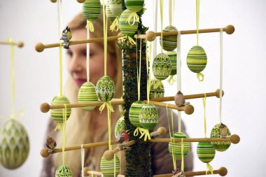 Paskalya yumurtası - Paskalya yumurtası genellikle motiflerle boyanmış ya da dekore edilmiş renkli bir yumurtadır; genellikle paskalya 'da geleneksel olarak verilen ya da yenen haşlanmış bir tavuktur..