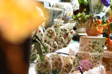 Paskalya yumurtası - Paskalya yumurtası genellikle motiflerle boyanmış ya da dekore edilmiş renkli bir yumurtadır; genellikle paskalya 'da geleneksel olarak verilen ya da yenen haşlanmış bir tavuktur..