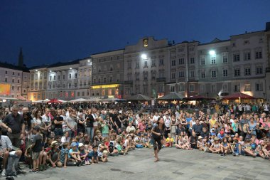 Linz Pflasterspektakel, Avrupa 'nın en önemli ve çeşitli sokak sanat festivallerinden biridir..