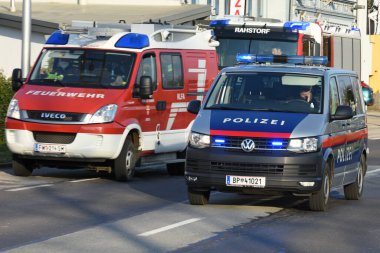 Yukarı Avusturya 'da polis arabası ve itfaiye aracı (Avusturya) -