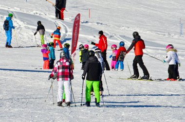 Avusturya 'nın en büyük dağlık arazisindeki Postalm kayak alanı her şeyden önce çeşitli spor olanaklarıyla karakterize edilir: aile ve acemi dost bayırlarına ek olarak, 22 kilometrelik kros yolları bulunmaktadır.