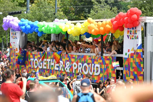 维也纳彩虹游行 Rainbow Parade 是一场政治示威和五彩缤纷的游行 每年都会在维也纳的林荫大道上举行 它致力于男女同性恋者的平等 — 图库照片