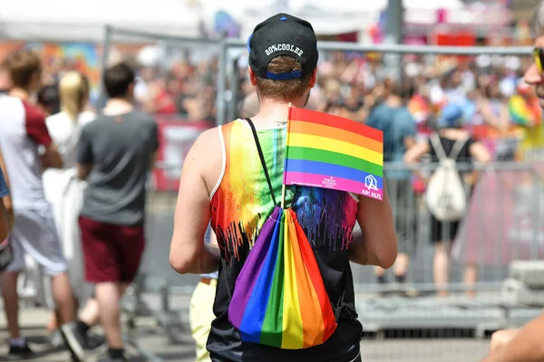 维也纳彩虹游行 Rainbow Parade 是一场政治示威和五彩缤纷的游行 每年都会在维也纳的林荫大道上举行 它致力于男女同性恋者的平等 — 图库照片