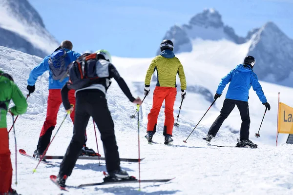 Krippenstein Dachstein滑雪区 奥地利上奥地利Gmunden区Obertraun Salzkammergut 的滑雪游客 — 图库照片