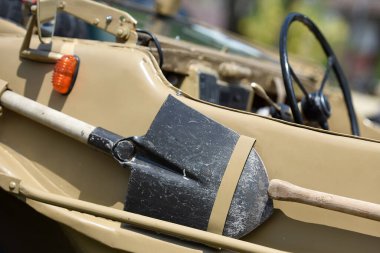 Her yıl Haziran 'ın bir haftasonu Salzkammergut' ta Avrupa 'nın dört bir yanından yüzen araba sahipleri ve amfibik araçlar Attersee' de buluşur (Salzkammergut)