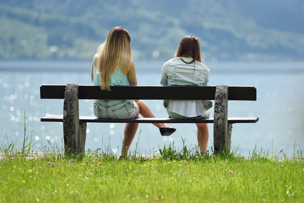 Zwei Mädchen Sonnen Sich Traunsee — Stockfoto