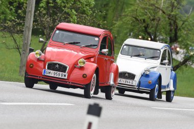 Citroen 2CV (Fransız deux chevaux iki at), genellikle Almanya ve Avusturya 'da üretilen Citron' un popüler bir modelidir.