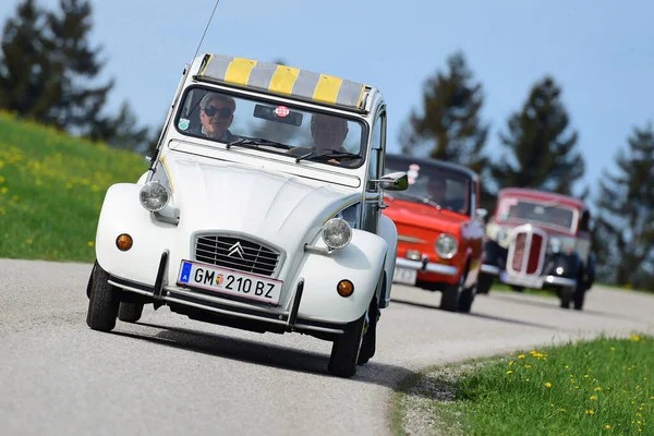 シトロエン2Cv フランス語 Deux Chevaux 2頭の馬 ドイツとオーストリアのアヒルで 自動車メーカーのシトロエンの人気モデルであった — ストック写真