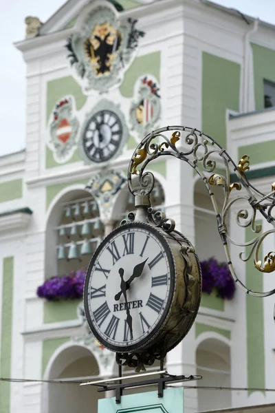 グムンデンの歴史的時計 その背後に市庁舎の時計 グムンデン地区 上オーストリア オーストリア — ストック写真