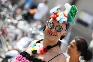 CSD 'nin Münih' teki geçit töreni, her yıl Münih 'te gerçekleşen siyasi bir gösteri ve renkli bir geçit törenidir. Eşcinsellerin ve lezbiyenlerin eşitliğine adanmıştır..