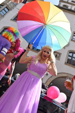 CSD 'nin Münih' teki geçit töreni, her yıl Münih 'te gerçekleşen siyasi bir gösteri ve renkli bir geçit törenidir. Eşcinsellerin ve lezbiyenlerin eşitliğine adanmıştır..