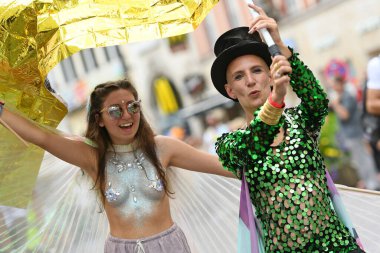 CSD 'nin Münih' teki geçit töreni, her yıl Münih 'te gerçekleşen siyasi bir gösteri ve renkli bir geçit törenidir. Eşcinsellerin ve lezbiyenlerin eşitliğine adanmıştır..