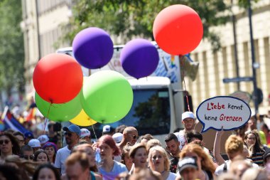 CSD 'nin Münih' teki geçit töreni, her yıl Münih 'te gerçekleşen siyasi bir gösteri ve renkli bir geçit törenidir. Eşcinsellerin ve lezbiyenlerin eşitliğine adanmıştır..