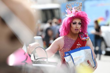 CSD 'nin Münih' teki geçit töreni, her yıl Münih 'te gerçekleşen siyasi bir gösteri ve renkli bir geçit törenidir. Eşcinsellerin ve lezbiyenlerin eşitliğine adanmıştır..