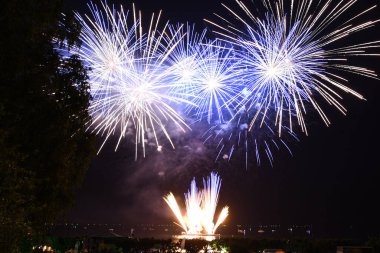 Avusturya 'da havai fişekler - her yıl Altmuenster' da Traunsee Gölü 'nde festival olur Traunstein büyük havai fişeklerle parlar.