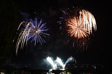 Avusturya 'da havai fişekler - her yıl Altmuenster' da Traunsee Gölü 'nde festival olur Traunstein büyük havai fişeklerle parlar.