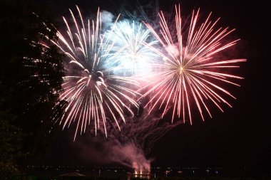Avusturya 'da havai fişekler - her yıl Altmuenster' da Traunsee Gölü 'nde festival olur Traunstein büyük havai fişeklerle parlar.