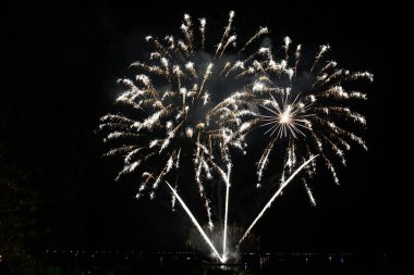 Avusturya 'da havai fişekler - her yıl Altmuenster' da Traunsee Gölü 'nde festival olur Traunstein büyük havai fişeklerle parlar.